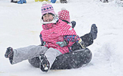 記事「子どもたちは元気いっぱい！雪しか祭り」の画像