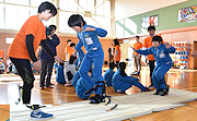 記事「東京パラリンピックを目指すアスリートが授業!小学生が義足体験」の画像