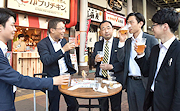 記事「立ち飲みスポットが出現!街なかで外飲みを楽しもう」の画像