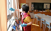 記事「全市立学校に消毒・清掃員を配置」の画像