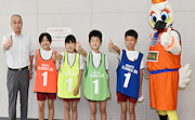 記事「スポーツふるさと納税で!アルビBBが小学校にビブスを贈呈」の画像