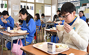 記事「ホノルルを身近に!給食にハワイ料理が登場」の画像