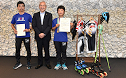 記事「時速50キロの迫力!インラインアルペン選手が市長を訪問」の画像