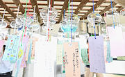 記事「涼しい音色でお出迎え！寺泊駅に風鈴飾り」の画像
