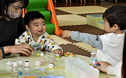 記事「どんな音がする?にじの子広場でおもちゃ作り」の画像