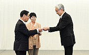 記事「留学生受け入れ環境の充実に モンゴルの第一副首相から寄付金」の画像