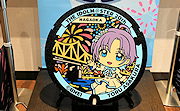 記事「大人気シリーズ「アイドルマスター」のマンホールふたが花火館に登場！」の画像