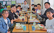 記事「長岡の恵みたっぷりの“特別な給食” 千手小で会食」の画像