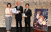 記事「長岡花火が題材　映画の原作図書を寄贈」の画像