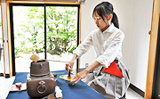記事「高校生がおもてなし 特別なかたばみ茶会」の画像