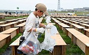 記事「2,400人が花火後の清掃に協力！」の画像