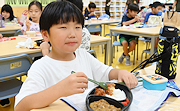 記事「親も子もにっこり♪　児童クラブで昼食の配食サービス」の画像