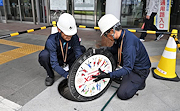 記事「初実施！マンホールふたで企業広告」の画像