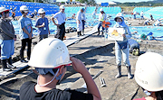 記事「古墳時代の遺跡を発掘調査中！寺泊小の児童が見学」の画像