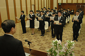 「市職員としての決意を宣誓」の画像