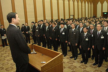 「職員400人を前に森市長による訓示」の画像