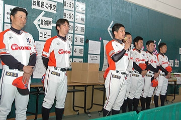 「アルビＢＣの監督と選手たちが激励に」の画像