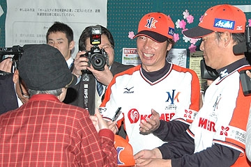 「高津臣吾投手からの元気のプレゼント」の画像
