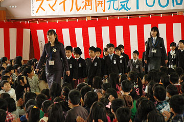 「元気良く新１年生が入場」の画像