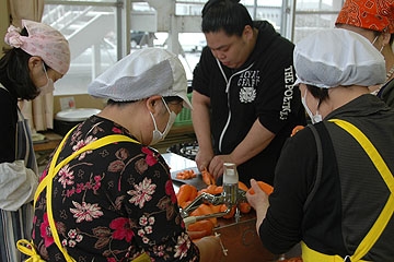 「野菜を刻む手つきは慣れたもの」の画像