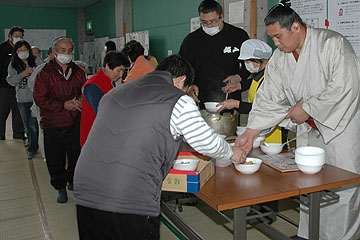 「大きな手で優しく手渡し」の画像