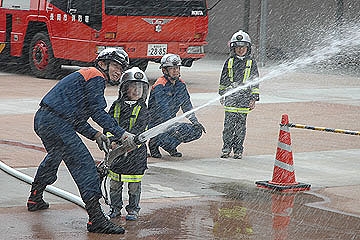 「チビっ子消防士の放水体験」の画像