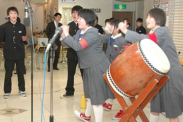 「太鼓も登場。応援団」の画像