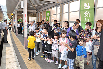 「福島県南相馬市から避難している親子30人も乗車」の画像