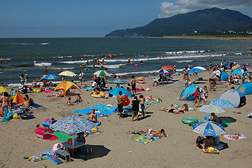 「昨年の寺泊の海水浴場」の画像