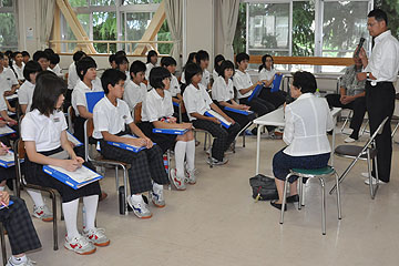「日米友好と世界平和について語るホーキンスさん」の画像