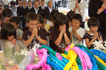 「’０４（ラブフォー）中之島記念公園にて献花・黙とう式」の画像