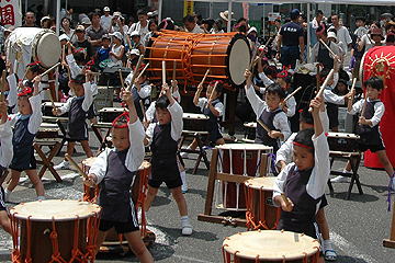 「子どもたちによる太鼓の演奏」の画像