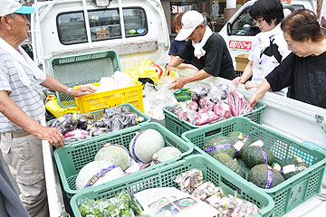「新鮮な野菜を販売「軽トラ市」」の画像