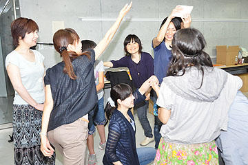 「アオーレバードを持ってポーズ」の画像
