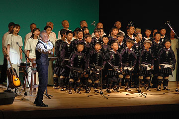 「名曲「いい日旅立ち」を谷村さんと一緒に歌う」の画像