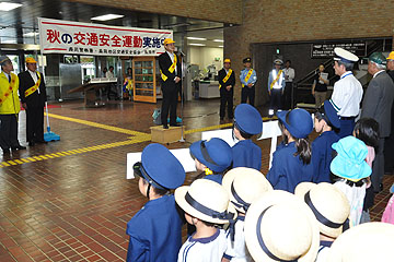 「出発式・・・交通安全を誓う」の画像