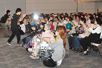 「会場全員でパフォーマンス」の画像