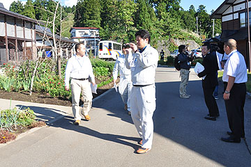 「竹沢り災者公営住宅を視察」の画像