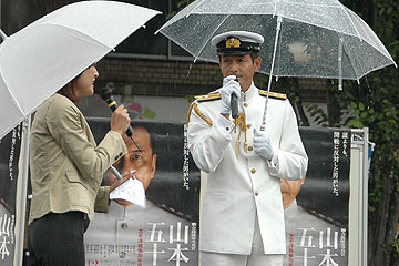 「雨の中でのトークショー」の画像