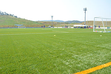 「ナイター照明付きサッカー場」の画像