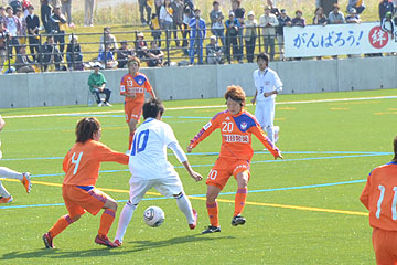 「なでしこジャパンの阪口選手が中学生選抜チームと対戦」の画像