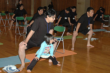 「お子さんと一緒に股割りスクワット」の画像