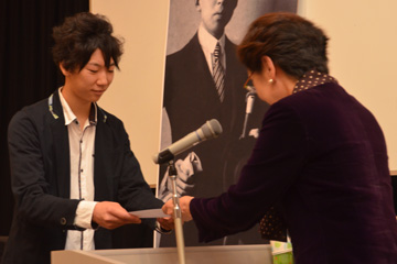 「堀口すみれ子さんから賞状が贈られる」の画像