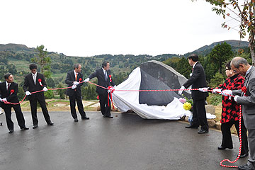 「中越大震災復興祈念碑除幕式」の画像