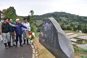 「祈念碑には天皇陛下が詠まれた歌が」の画像