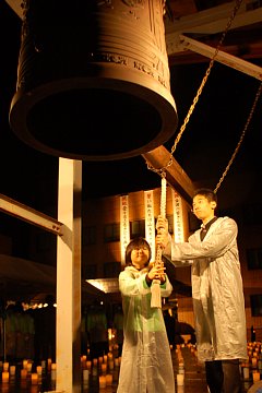 「山古志地域　希望の鐘の音で黙とうをささげる」の画像