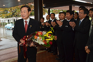 「無投票で当選が決まった森市長」の画像
