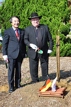 「植樹式にはヨハン・アウバートさんも出席」の画像