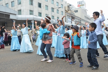 「みんな一斉に“アオーレダンス”」の画像