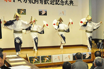 「トキが舞う「夏戸扇おけさ」」の画像